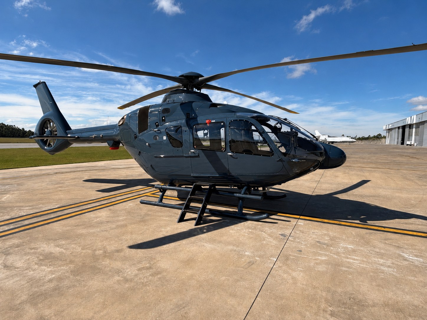 Helicóptero High Class pronto para operação executiva